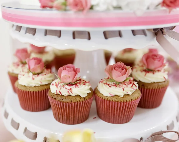 Barra Doces Festa Aniversário Sobremesas Ervas Daninhas Comida Requintada Cupcakes — Fotografia de Stock