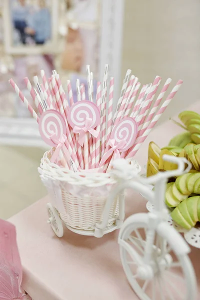 Doğum günü partisi çikolata. Tatlılar ayıklayacaktır. Nefis yiyecek. Top kek, çörek, lolipop, macarons, waffle, Prenses pembe Tema parti. Eğlence ve neşe. Çocuk parti saat dekor