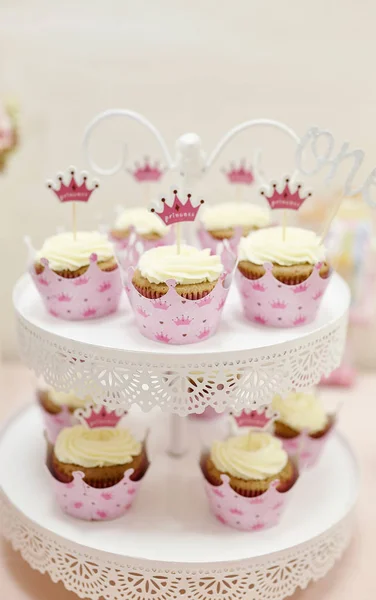 Barra Doces Festa Aniversário Sobremesas Ervas Daninhas Comida Requintada Cupcakes — Fotografia de Stock