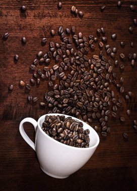 Kahve çekirdekleri Kupası bir tablo ile