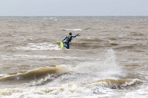 Kitesurfer на пляжі міста Зандвоорт — стокове фото