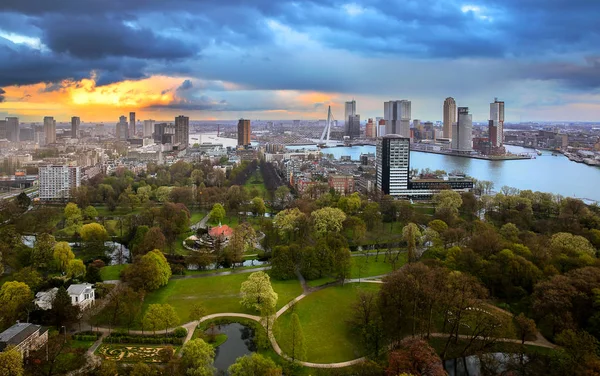 Coucher de soleil nuageux sur Rotterdam — Photo