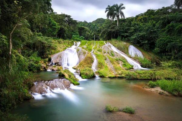 El Nicho - beroemde watervallen op Cuba — Stockfoto