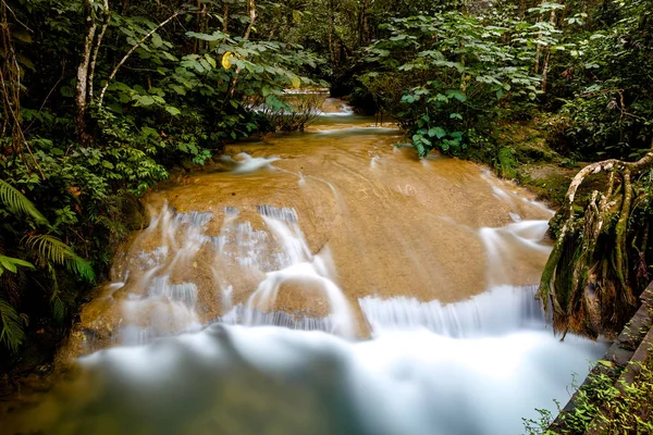 El Nicho - beroemde watervallen op Cuba — Stockfoto