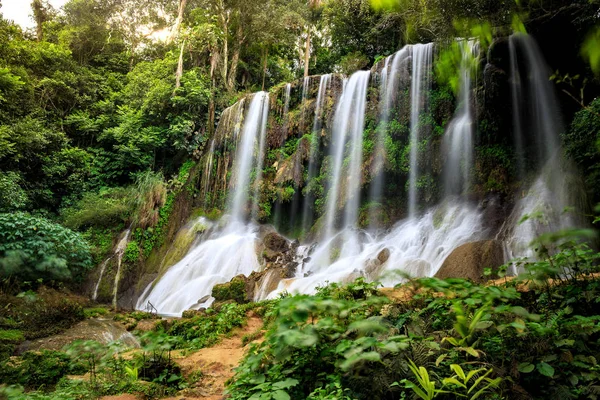 El Nicho - beroemde watervallen op Cuba — Stockfoto