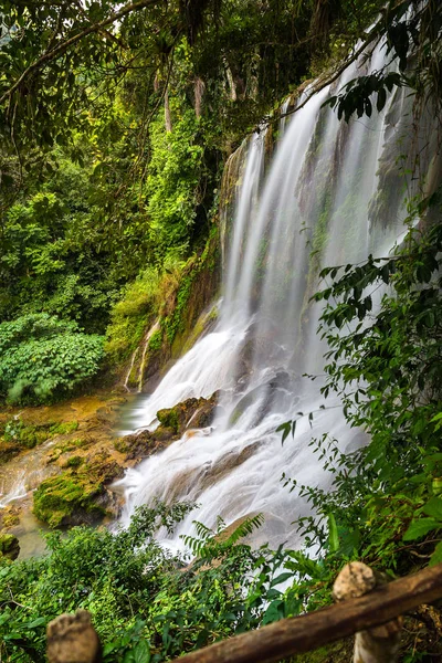 El Nicho - beroemde watervallen op Cuba — Stockfoto