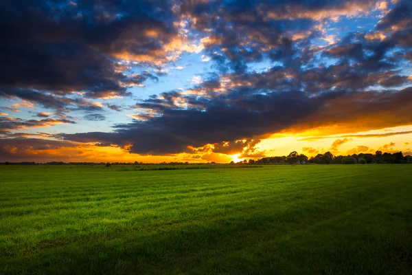 Puesta de sol en Eastfrisia cerca de Aurich Oldendorf —  Fotos de Stock