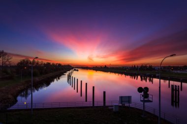 Alınmıştır baraj baraja gün batımında