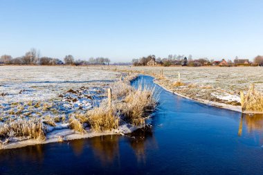 Sande yakınındaki soğuk kış sabahı yel değirmeni