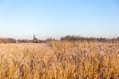 Sande yakınındaki soğuk kış sabahı yel değirmeni