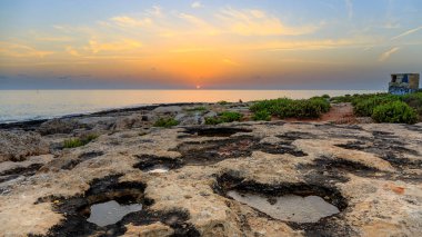 Paceville plaj gün batımında