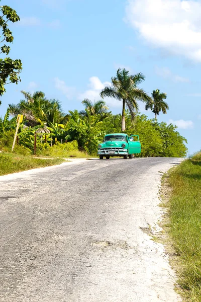 Oldtimer στο δρόμο για να Bahia Honda — Φωτογραφία Αρχείου