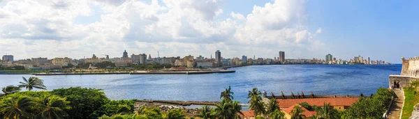 Havana Skyline from Castillo de los Tres Reyes del Morro — Stockfoto