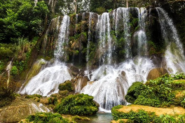Эль-Ничо - знаменитые водопады на Кубе — стоковое фото
