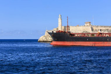 Önünde deniz feneri Castillo del Morro, Havana gemi