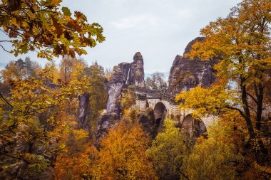Sonbahar yatay olarak Bastei Köprüsü