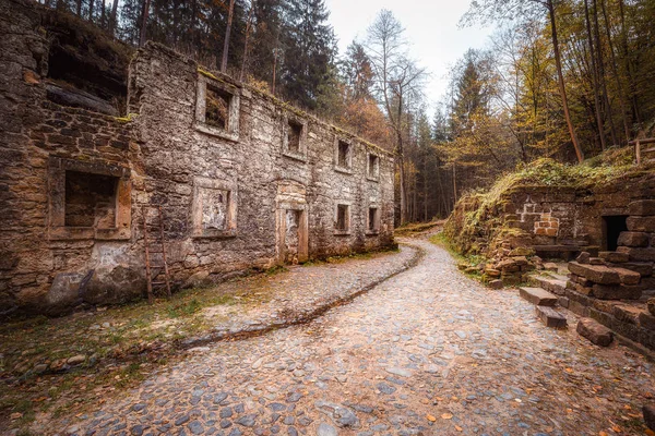 Ancien moulin dans les bois — Photo