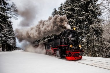 Buharlı tren Brocken için tarafa doğru kış manzarası