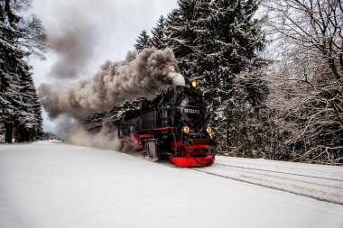 Buharlı tren Brocken için tarafa doğru kış manzarası