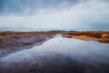 Lyngvig Fyr azıyorum yağmurdan sonra yansıması ile