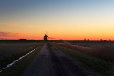 Yel değirmeni de Goliath kışın gün batımında