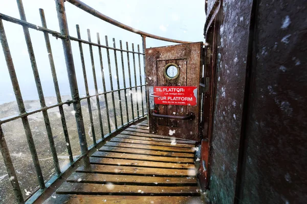 Pequeña puerta con texto "a la plataforma" en la parte superior de la Lyngvig Fy — Foto de Stock