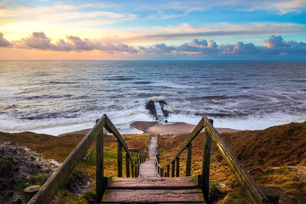 Escaliers menant à la plage de Bovbjerg Fyr — Photo