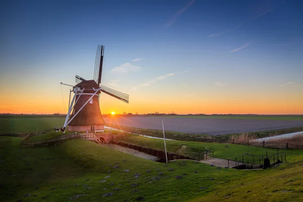 Windmill de Goliath at sunset in winter — Stock Photo, Image