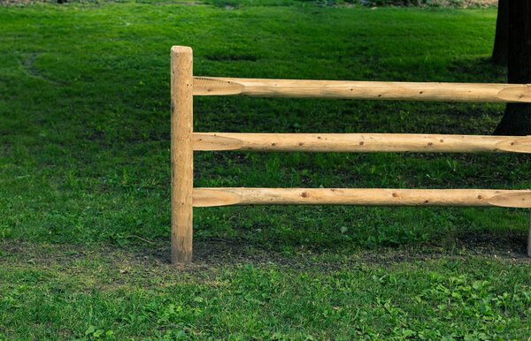 Забор на лугу
.