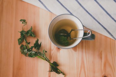 Deniz, dalgalar ve mavi gökyüzü ile manzara