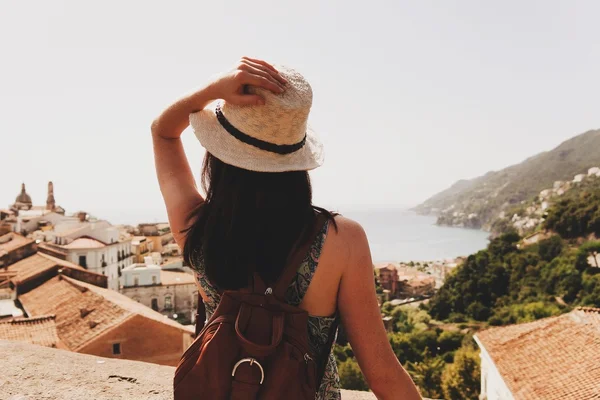 Bir şapka giyen bir kız