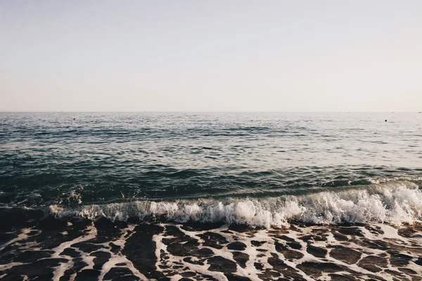 Deniz, dalgalar ve mavi gökyüzü ile manzara