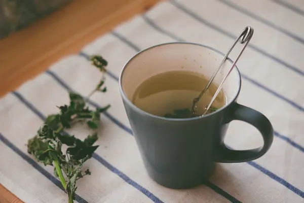Deniz, dalgalar ve mavi gökyüzü ile manzara