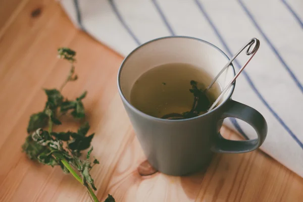 Deniz, dalgalar ve mavi gökyüzü ile manzara