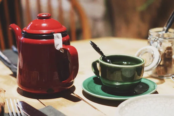 Çay Kupası ve ta pot. Bir kafede kahvaltı