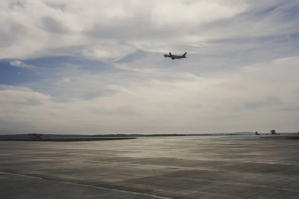 Uçak gökyüzünde. Uçakla seyahat