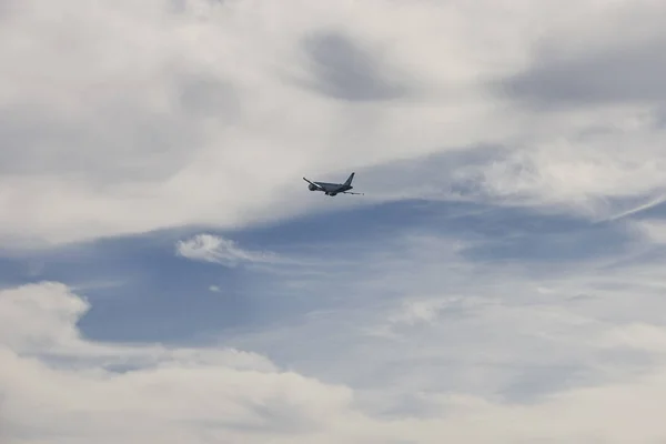 Flugzeug am Himmel — Stockfoto