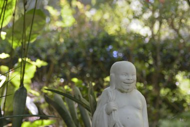 Asyalı erkek heykeli gülüyor