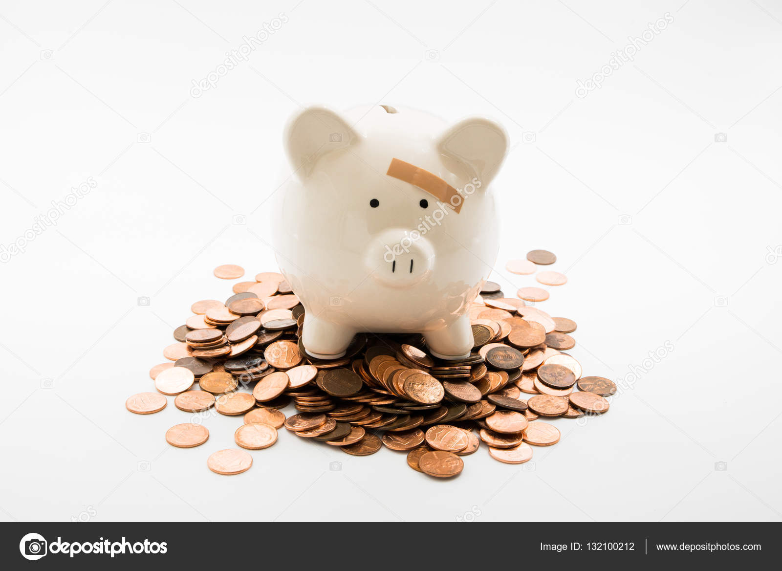 在硬币上的存钱罐——图库图片© augustnmattphoto@gmail.com #132100212