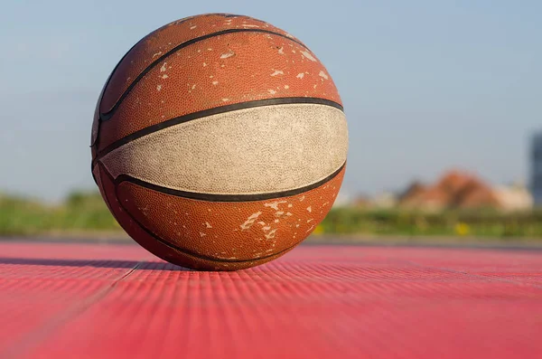 Bola de basquete velha — Fotografia de Stock