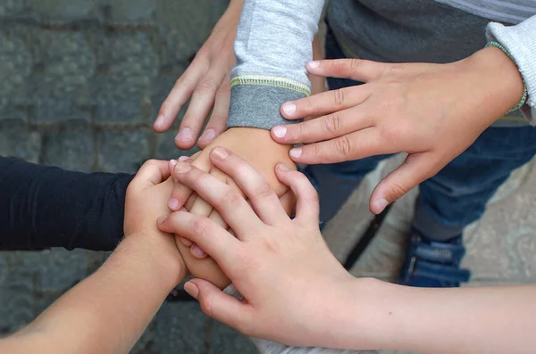 Ręce grupy dzieci — Zdjęcie stockowe