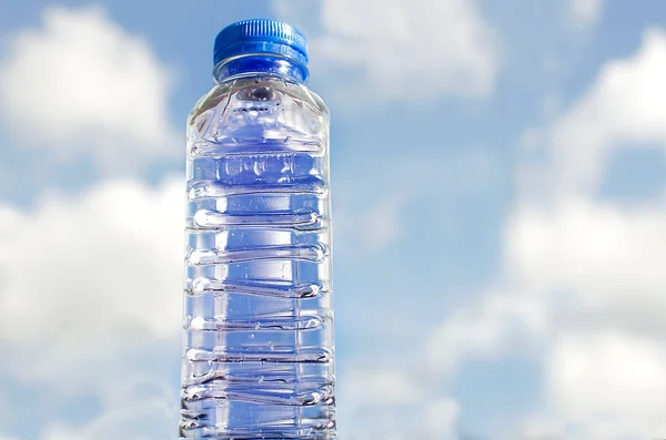 Свіжа і чиста питна вода в пляшці — стокове фото
