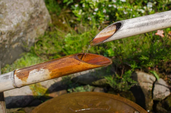 Японському стилі бамбук фонтан у саду — стокове фото