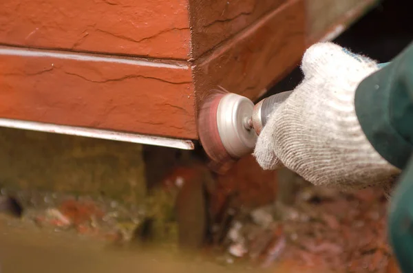 Constructor puliendo la pared roja — Foto de Stock