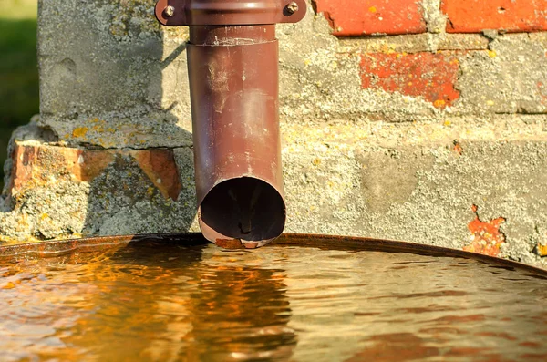 Scarico per acqua piovana in un barile di metallo — Foto Stock