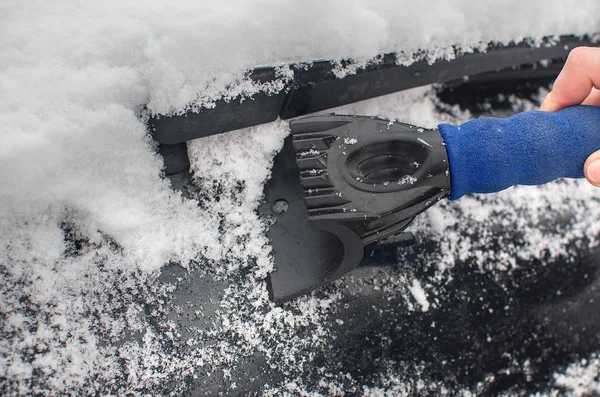 Skrapa is och snö från bilfönstret — Stockfoto