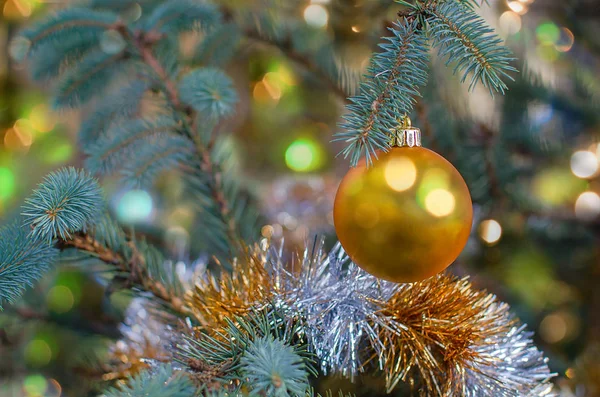 Weihnachten gelbe Kugel Dekoration Schmuck — Stockfoto