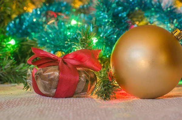 Weihnachtsgeschenke und festliche Dekoration — Stockfoto