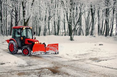 Ekskavatör kar City sokaklarında temizler