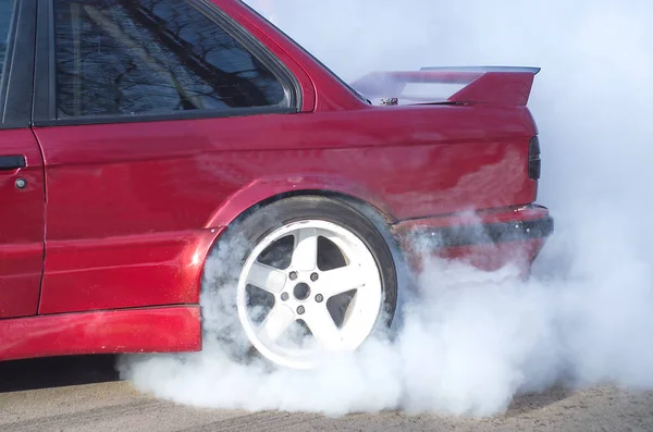 Red Car Accelerating Smoke Coming Wheels — Stock Photo, Image